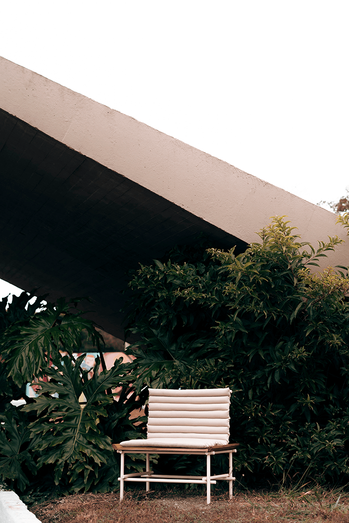 Peça de mobiliário externo Studio Sama em ambiente aberto